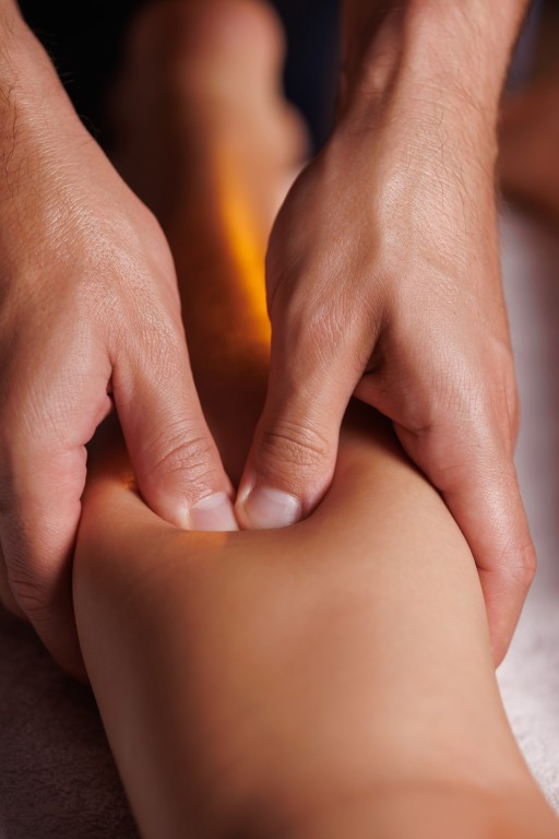Mandlig massør giver kvinde lægmassage