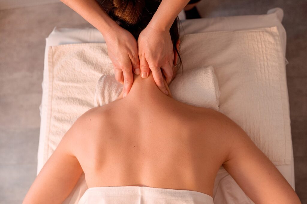 Kvinde modtager afslappende nakkemassage