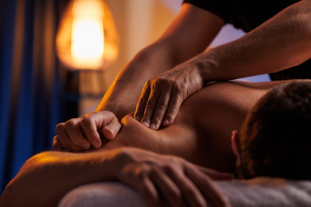 Mand får dybdegående skuldermassage på massageklinik